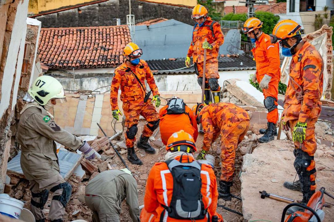 Bombeiros encontram corpo de 8ª vítima de desabamento em Fortaleza